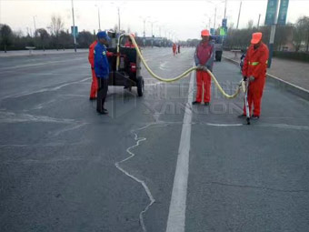 強(qiáng)化春季公路養(yǎng)護(hù)，保證道路通暢